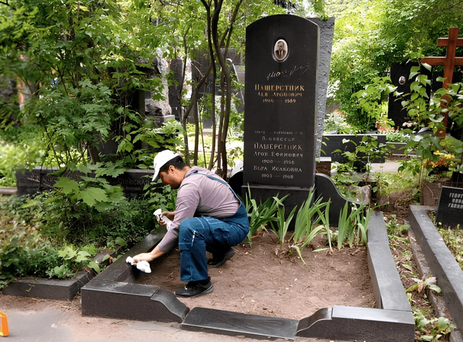 человек убирается на могиле человек убирается на могиле